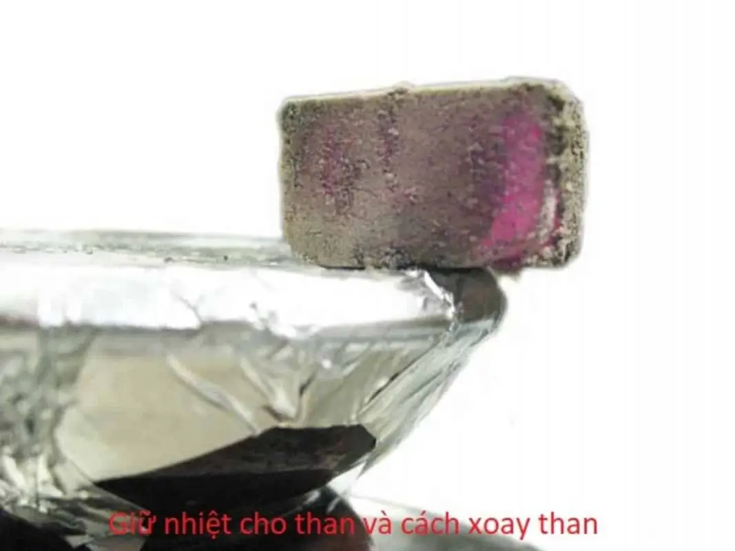 di chuyển than shisha xung quanh giấy bạc
