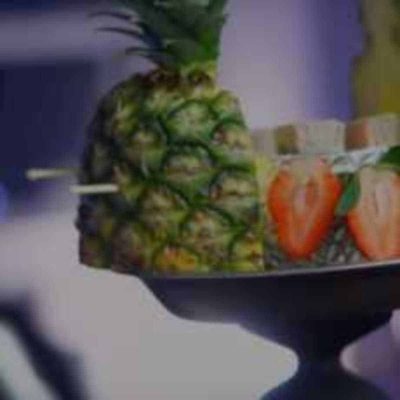 để hoa quả trang trí xung quanh