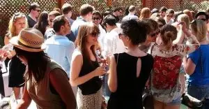 Khách đứng bên ngoài khuôn viên Nhà hàng cao cấp Elysée