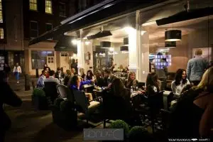 Khách ngồi uống cafe tại Phòng hút shisha Drunch